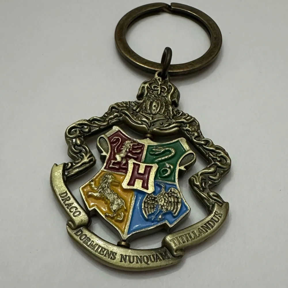 NWOT Universal Studios The Wizarding World of Harry Potter Crest Keychain